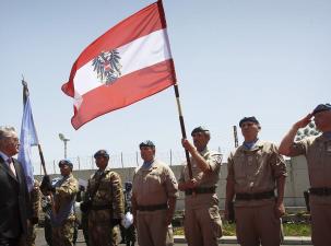 Heinz Fischer bei einem Auslandsbesuch des Bundesheer