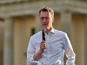 Hendrik W&uuml;st spricht bei der Demonstration &bdquo;Steh auf und verteidige die Demokratie&ldquo; auf dem Pariser Platz in Berlin.