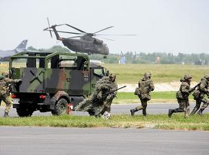 Vorf&uuml;hrung von Spezialkr&auml;ften der Bundeswehr, im Hintergrund der mittlere Transporthubschrauber CH-53