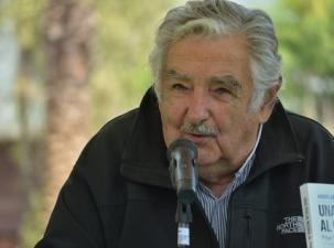 Jos&eacute; Mujica am Tisch mit verschr&auml;nkten H&auml;nden