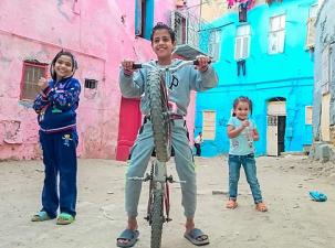 Drei Kinder vor einer H&auml;userfront