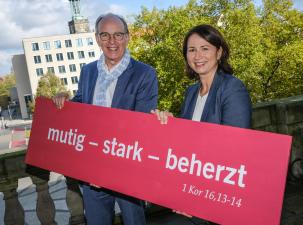 Landesbischof Ralf Meister und Präsidentin Anja Siegesmund mit Losung, Evangelischer Kirchentag in Hannover 2023 (Foto: Jens Schulze)