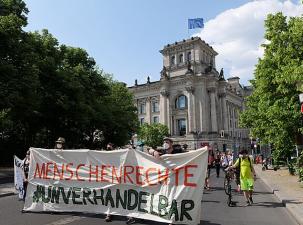 Demonstration "Menschenrechte unverhandelbar" von der Seebr&uuml;cke im Rahmen eines Aktionstags zum World Refugee Day.