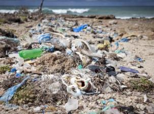Ein M&uuml;llberg an einem Sandstrand