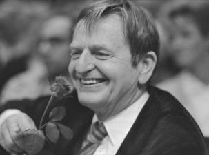 Schwarz-weiß-Fotografie des schwedischen Reformers Olof Palme. 