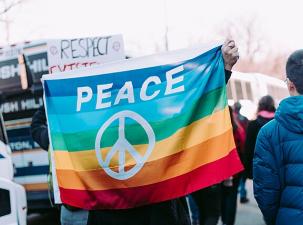 Eine Demo mit einer Peace Flagge