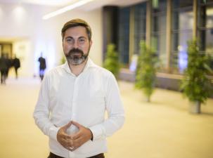 Fabio De Masi bei einem Pressetermin im Portrait