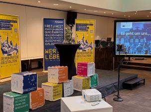 EU Werte und Demokratie - Plakat und W&uuml;rfel. Albert-Schweitzer-Haus, Wien am 15.01.25