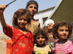 Mehrere Kinder in einem Geflüchteten-Lager