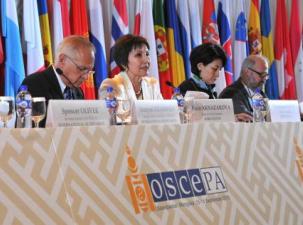 Roza Aknazarova (Abgeordnete aus Kirgisistan) leitet die zweite Sitzung des OSZE-Herbsttreffens in Ulaanbaatar, 16. September 2015.