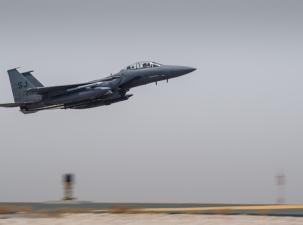 Eine F-15E Strike Eagle des 335. Expeditions-Jagdgeschwaders, das von der Seymour Johnson Air Force Base in North Carolina aus eingesetzt wird, startet von einem nicht genannten Ort innerhalb der USA.