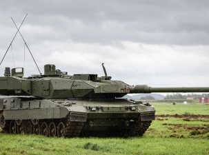 Ein Leopard 2A7 Panzer auf offenem Gel&auml;nde