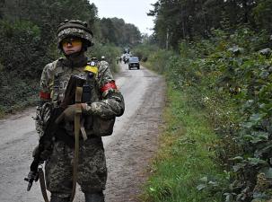 Ein ukrainischer Soldat steht an einer Stra&szlig;e