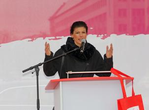 Sahra Wagenknecht bei einer Rede auf einer B&uuml;hne