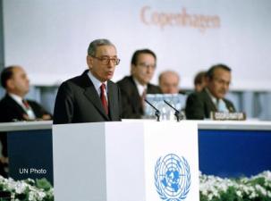 Der Weltgipfel f&uuml;r soziale Entwicklung, 1995. UN-Generalsekret&auml;r Boutros Boutros-Ghali h&auml;lt eine Rede auf dem Gipfeltreffen