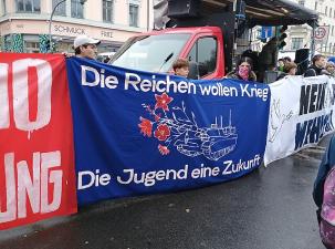 Eine Demo "Schulstreik gegen Wehrpflicht" mit einem Banner 