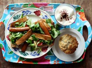Eine vegane Platte mit mehreren Speisen