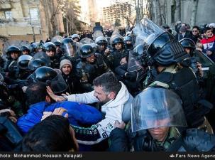 Demonstranten k&auml;mpfen gegen Polizisten in der Stra&szlig;e