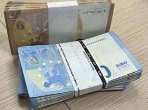 B&uuml;ndel mit Euro-Scheinen in verschiedenen Gr&ouml;&szlig;en liegt auf einem Holzuntergrund.