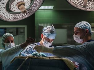 Drei &Auml;rzte bei einer Operation