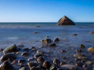 Eine Nahaufnahme eines Strandes mit Meer