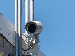 Eine Sicherheitskamera im &ouml;ffentlichen Raum