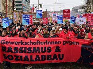 Gro&szlig;demo gegen Schwarz-Blau und deren umfangreiche Sparma&szlig;nahmen, die vor allem die &auml;rmeren Bev&ouml;lkerungsschichten treffen, Arbeitszeitverl&auml;ngerung, Studiengeb&uuml;hren, die Konzentration von Fl&uuml;chtlingen in Lagern.