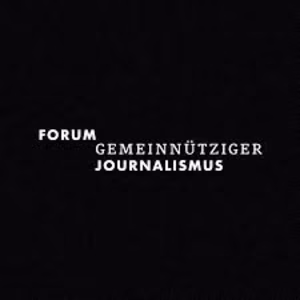 Schwarzer Hintergrund mit wei&szlig;em Text: "FORUM GEMEINN&Uuml;TZIGER JOURNALISMUS".