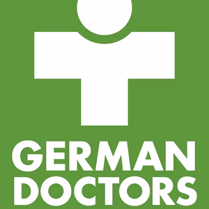 Logo mit gr&uuml;nem Hintergrund, wei&szlig;em Kreuz und der Schrift "GERMAN DOCTORS" sowie "HILFE, DIE BLEIBT" in blau.