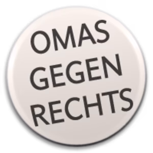 Rundes Abzeichen mit schwarzer Schrift: "OMAS GEGEN RECHTS" auf wei&szlig;em Hintergrund.