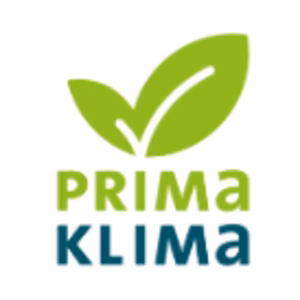 Logo mit zwei gr&uuml;nen Bl&auml;ttern und den Worten "PRIMA KLIMA" in gr&uuml;ner und blauer Schrift.