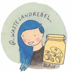 Eine gezeichnete Person mit blauen Haaren l&auml;chelt und h&auml;lt ein Glas mit Abfall, auf einem hellgr&uuml;nen Hintergrund.