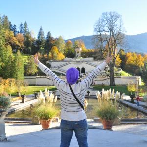 Ein Mensch steht mit Blick in einen Garten