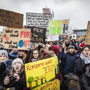 Eine Klimademo mit vielen Demonstranten, die Schilder hochzeigen