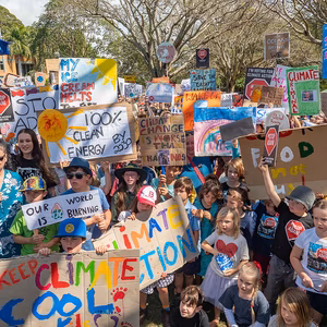 Viele Kinder und Jugendliche auf einem Klimaprotest