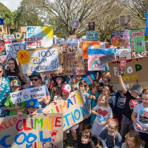 Viele Kinder und Jugendliche auf einem Klimaprotest