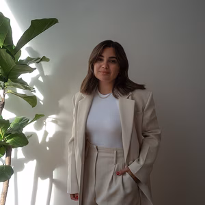 Madeline Alizadeh 2022 in ihrem B&uuml;ro in Wien