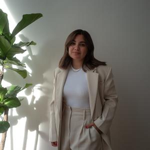 Madeline Alizadeh 2022 in ihrem B&uuml;ro in Wien