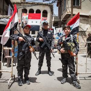 Kindersoldaten mit Waffen in Syrien