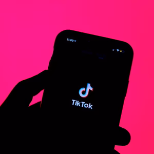 Ein Handybildschirm mit einem TikTok-Symbol 