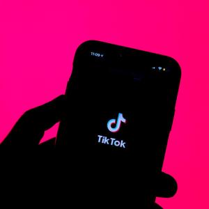 Ein Handybildschirm mit einem TikTok-Symbol 