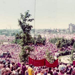 Menschen auf Friedensdemo in Bonn