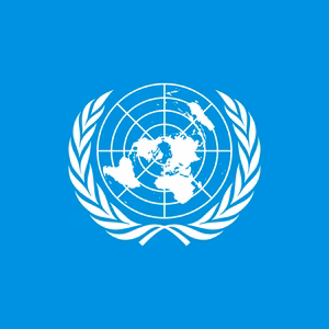 Flagge der Vereinten Nationen mit einer Weltkarte und einem Olivenkranz auf blauem Hintergrund.