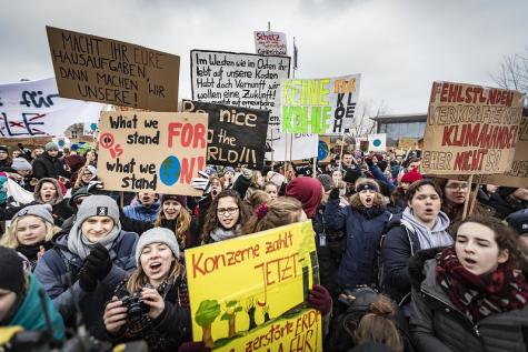 Eine Klimademo mit vielen Demonstranten, die Schilder hochzeigen