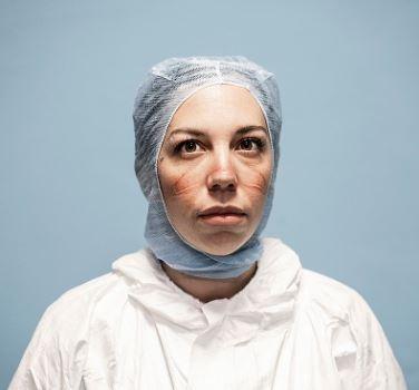 Eine Krankenpflegerin w&auml;hrend der COVID-Pandemie