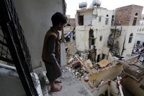 Ein trauriges Kind steht am Rande eines zerstörten Gebäudes und blickt auf die Trümmer und die Zerstörung unter sich