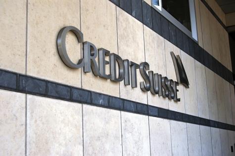 Das Logo einer Credit Suisse Bank. Hier findest du kritische Infos zum Wirtschaftsskandal von Credit Suisse.