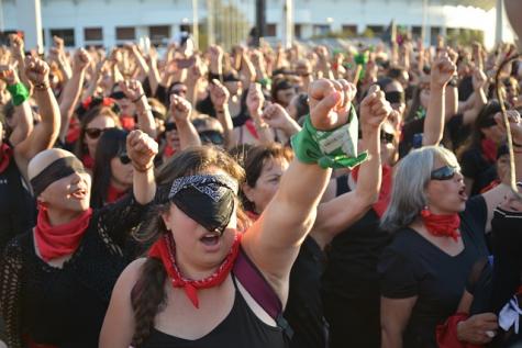 Eine Gruppe Frauen auf einer feministischen Demo