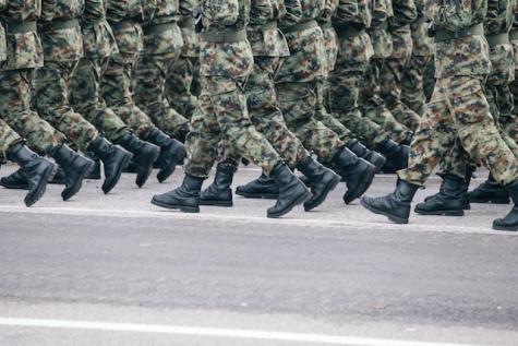 Man sieht ein Heer von Menschen in Militär-Kleidung.