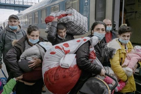 Flüchtlinge aus der Ukraine - Familie mit viel Gepäck vor Zug